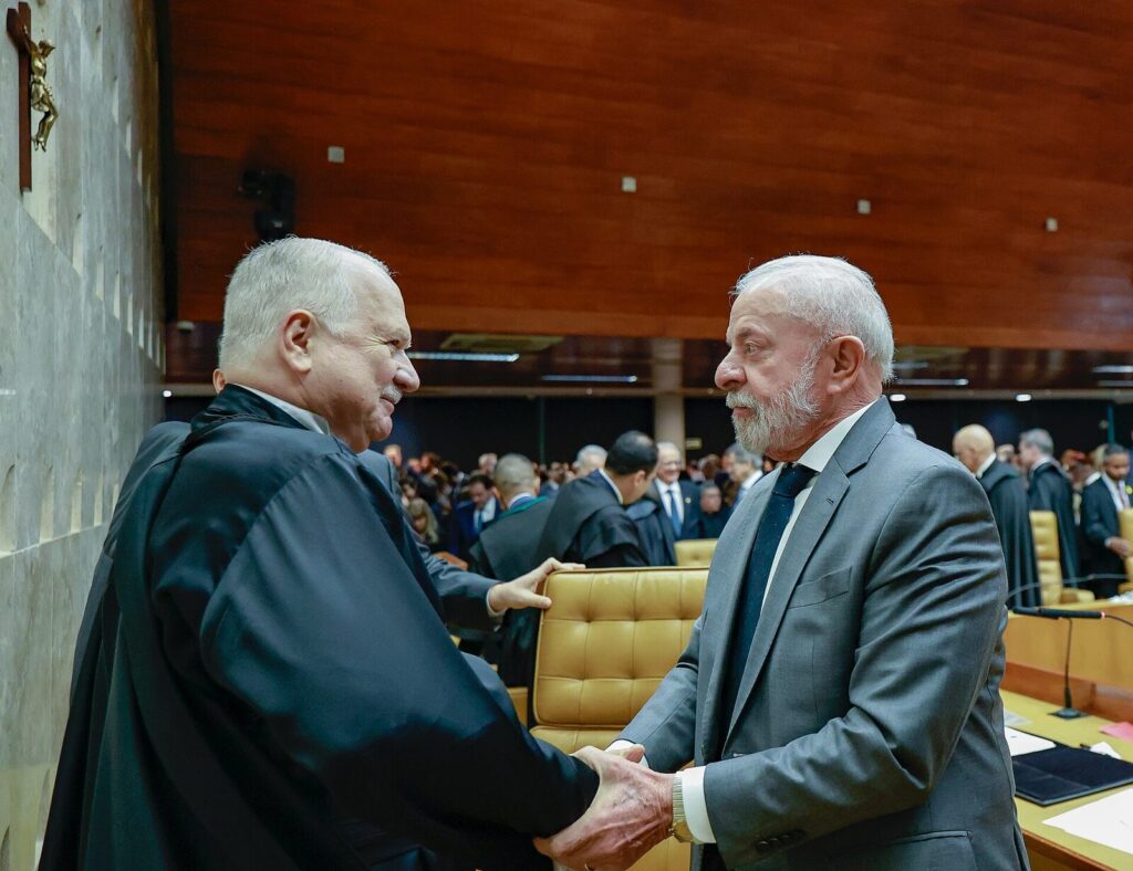 Ministro Edson Fachin cumprimenta o presidente Lula no plenário do STF durante sessão solene de posse (Foto de arquivo: sessão solene de posse do ministro Edson Fachin na presidência do STF, em 29/09/2025.)