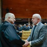 Ministro Edson Fachin cumprimenta o presidente Lula no plenário do STF durante sessão solene de posse (Foto de arquivo: sessão solene de posse do ministro Edson Fachin na presidência do STF, em 29/09/2025.)