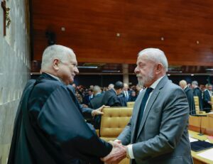 Ministro Edson Fachin cumprimenta o presidente Lula no plenário do STF durante sessão solene de posse (Foto de arquivo: sessão solene de posse do ministro Edson Fachin na presidência do STF, em 29/09/2025.)