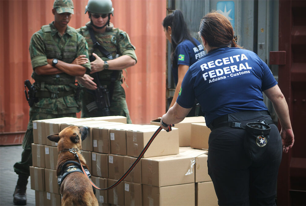 Equipe da Receita Federal e militares da Marinha do Brasil inspecionam mercadorias no Porto de Santos (Foto de arquivo: fiscalização da Receita Federal no Porto de Santos, 2024.)