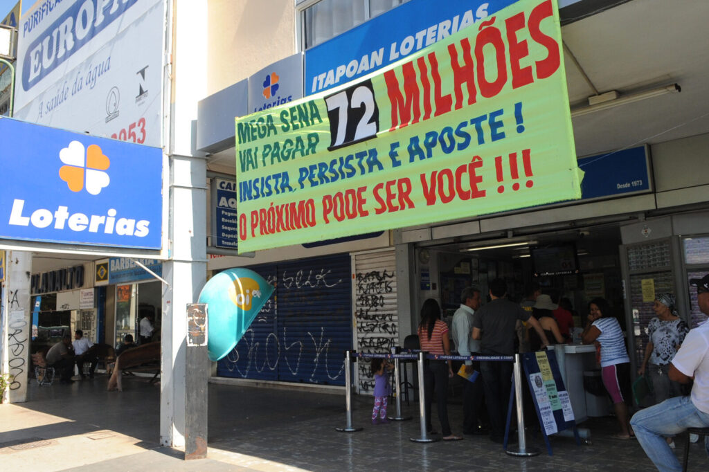 Fila de apostadores em frente a uma casa lotérica durante acumulado da Mega-Sena (Foto de arquivo: movimento em casa lotérica durante acumulado da Mega-Sena.)