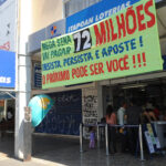 Fila de apostadores em frente a uma casa lotérica durante acumulado da Mega-Sena (Foto de arquivo: movimento em casa lotérica durante acumulado da Mega-Sena.)