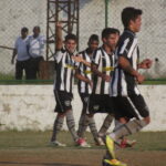 Jogadores do Botafogo em campo durante partida, com patrocinador anterior no uniforme (Foto de arquivo: jogadores do Botafogo em campo com um patrocinador anterior no uniforme, não relacionada ao anúncio atual de troca de patrocínio.)
