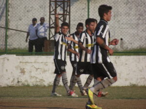 Jogadores do Botafogo em campo durante partida, com patrocinador anterior no uniforme (Foto de arquivo: jogadores do Botafogo em campo com um patrocinador anterior no uniforme, não relacionada ao anúncio atual de troca de patrocínio.)