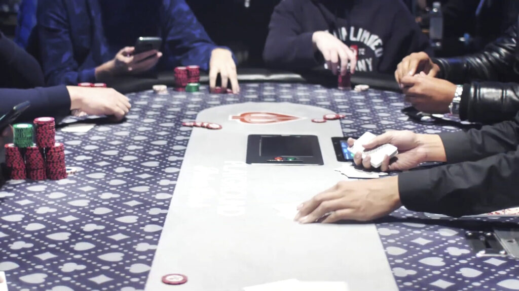 Mesa de poker profissional do World Poker Tour em ambiente de torneio (Foto de arquivo: mesa de torneio do World Poker Tour, sem relação direta com o evento BSOP Millions.)
