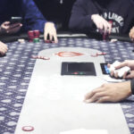 Mesa de poker profissional do World Poker Tour em ambiente de torneio (Foto de arquivo: mesa de torneio do World Poker Tour, sem relação direta com o evento BSOP Millions.)