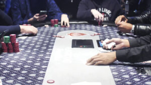 Mesa de poker profissional do World Poker Tour em ambiente de torneio (Foto de arquivo: mesa de torneio do World Poker Tour, sem relação direta com o evento BSOP Millions.)