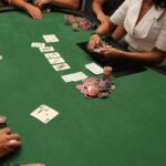 Imagem ilustrativa de mesa de pôquer com cartas e fichas em jogo (Imagem ilustrativa: mesa de pôquer (imagem de arquivo, sem relação direta com o evento).)