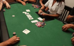 Imagem ilustrativa de mesa de pôquer com cartas e fichas em jogo (Imagem ilustrativa: mesa de pôquer (imagem de arquivo, sem relação direta com o evento).)