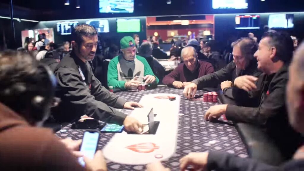 Mesa de torneio de poker com jogadores, fichas e dealer (Foto de arquivo: mesa de torneio de poker do World Poker Tour em Montreal, 2018 (não é imagem do BSOP Millions).)