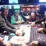 Mesa de torneio de poker com jogadores, fichas e dealer (Foto de arquivo: mesa de torneio de poker do World Poker Tour em Montreal, 2018 (não é imagem do BSOP Millions).)