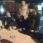 Mesa final de torneio de pôquer ao vivo, jogadores com fichas e cartas sobre a mesa (Foto de arquivo: mesa final de um torneio de pôquer em Las Vegas (2008), sem relação com o BSOP Millions 2026 no WTC São Paulo.)