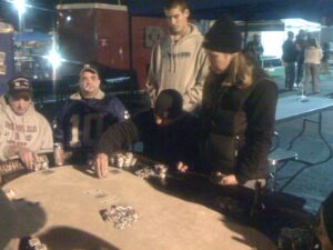 Mesa final de torneio de pôquer ao vivo, jogadores com fichas e cartas sobre a mesa (Foto de arquivo: mesa final de um torneio de pôquer em Las Vegas (2008), sem relação com o BSOP Millions 2026 no WTC São Paulo.)