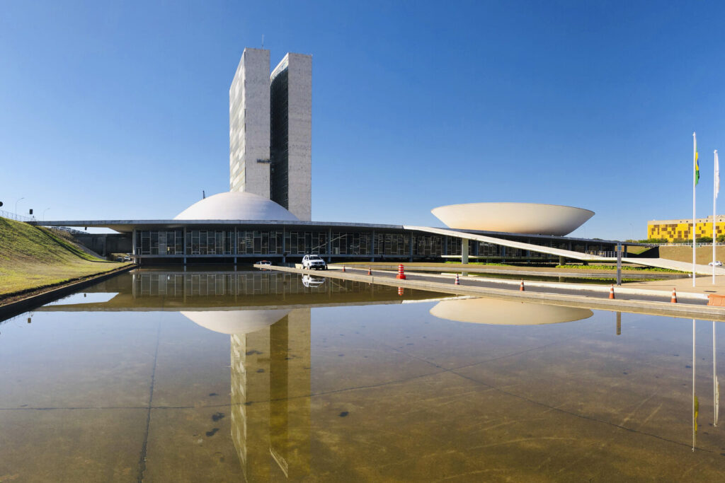 Fachada do Palácio do Congresso Nacional em Brasília, com as duas torres e as cúpulas do Senado e da Câmara refletidas no espelho d'água (Foto de arquivo: fachada do Congresso Nacional, sede onde tramitará a comissão mista da MP das bets.)