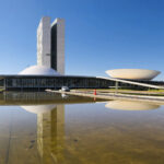 Fachada do Palácio do Congresso Nacional em Brasília, com as duas torres e as cúpulas do Senado e da Câmara refletidas no espelho d'água (Foto de arquivo: fachada do Congresso Nacional, sede onde tramitará a comissão mista da MP das bets.)