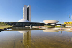 Fachada do Palácio do Congresso Nacional em Brasília, com as duas torres e as cúpulas do Senado e da Câmara refletidas no espelho d'água (Foto de arquivo: fachada do Congresso Nacional, sede onde tramitará a comissão mista da MP das bets.)