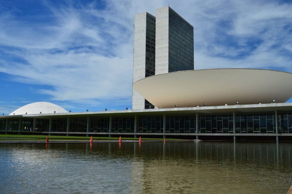 Vista externa do Congresso Nacional em Brasília, com as torres gêmeas e a cúpula e a tigela ao fundo (Foto de arquivo do Congresso Nacional em Brasília.)