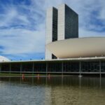 Vista externa do Congresso Nacional em Brasília, com as torres gêmeas e a cúpula e a tigela ao fundo (Foto de arquivo do Congresso Nacional em Brasília.)