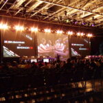 Palco de final de torneio de Counter-Strike com telões exibindo partida ao vivo e plateia assistindo (Foto de arquivo: palco de um torneio internacional de Counter-Strike (2007), sem relação direta com o cenário brasileiro de CS2 após o fim das bets.)