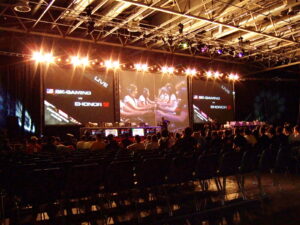 Palco de final de torneio de Counter-Strike com telões exibindo partida ao vivo e plateia assistindo (Foto de arquivo: palco de um torneio internacional de Counter-Strike (2007), sem relação direta com o cenário brasileiro de CS2 após o fim das bets.)