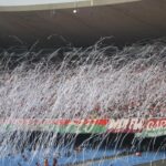 Arquibancada do Maracanã tomada por torcedores do Fluminense em meio a serpentinas brancas, com faixa tricolor ao fundo (Foto de arquivo: torcida do Fluminense no Maracanã, sem relação com jogo específico.)