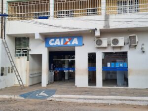 Fachada de uma agência da Caixa Econômica Federal, com letreiro azul CAIXA, entrada de vidro e ar-condicionados na parede (Foto de arquivo: agência da Caixa Econômica Federal em Paratinga (BA), janeiro de 2023.)