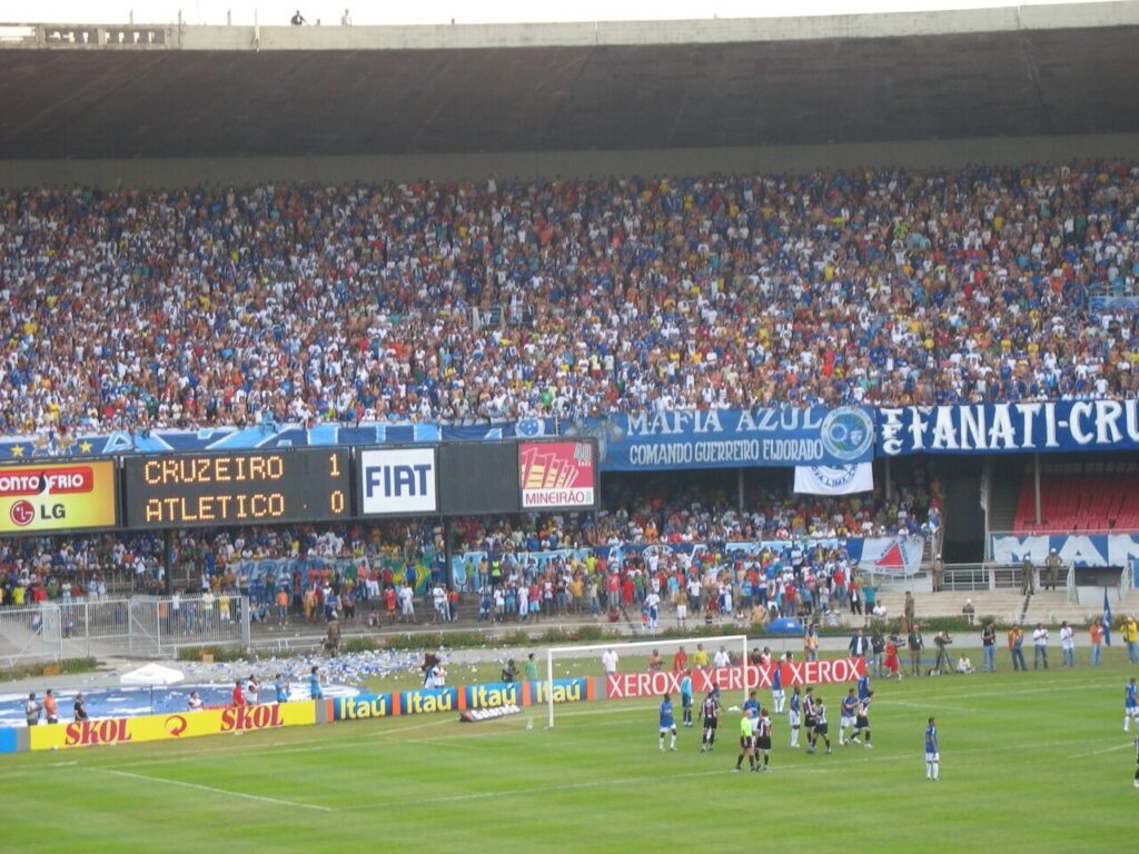 Mineirão lotado durante clássico entre Cruzeiro e Atlético-MG, com placar eletrônico ao fundo (Foto de arquivo: clássico Cruzeiro x Atlético-MG no Mineirão, em 2007, sem relação direta com o anúncio atual de patrocínio do governo de Minas.)