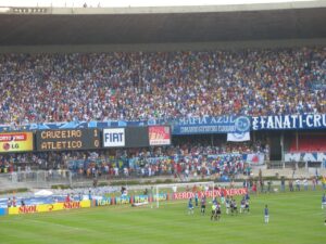 Mineirão lotado durante clássico entre Cruzeiro e Atlético-MG, com placar eletrônico ao fundo (Foto de arquivo: clássico Cruzeiro x Atlético-MG no Mineirão, em 2007, sem relação direta com o anúncio atual de patrocínio do governo de Minas.)