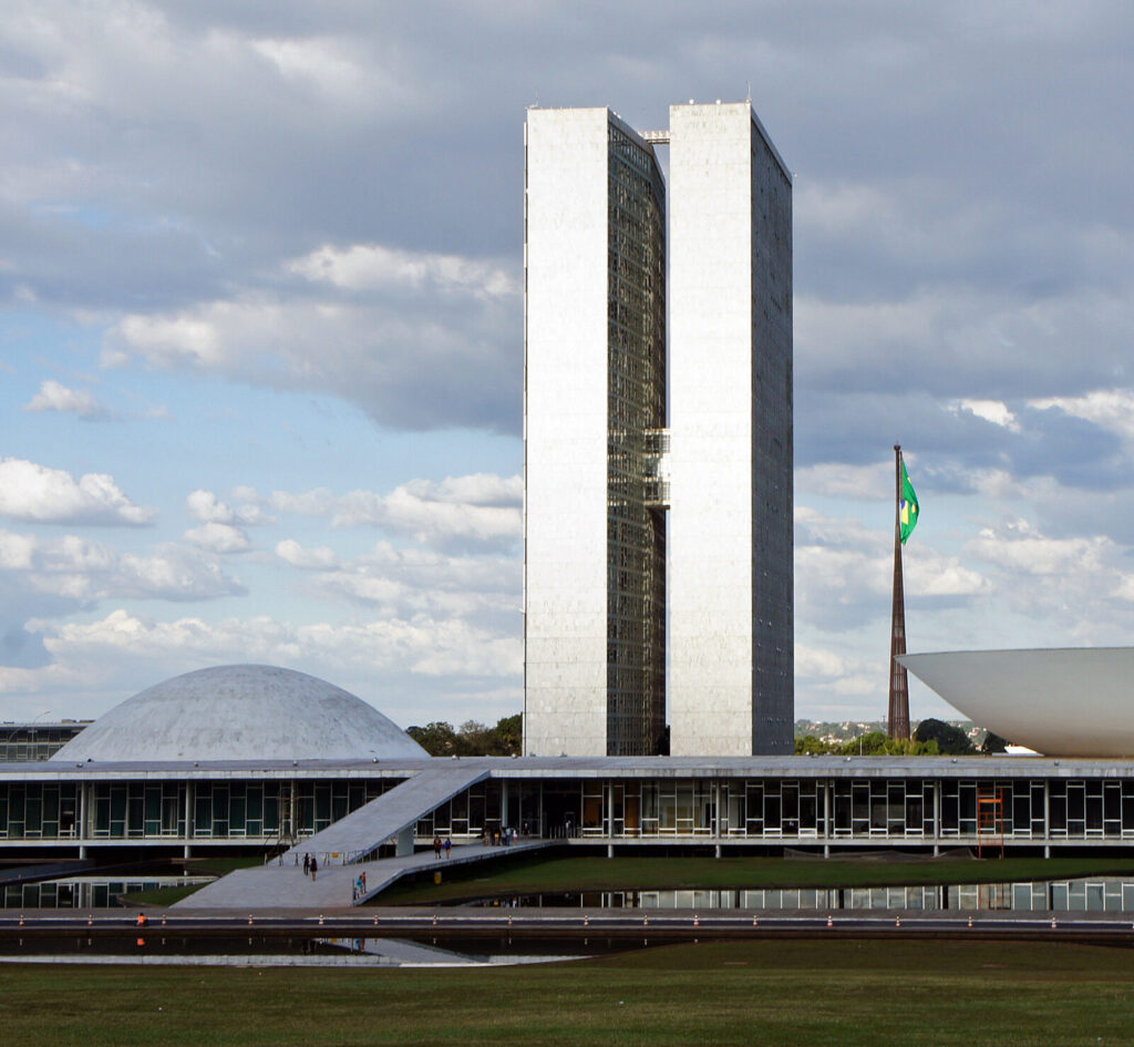 Fachada do Congresso Nacional em Brasília, com as duas torres e a cúpula ao fundo (Foto de arquivo: fachada do Congresso Nacional, 2014.)