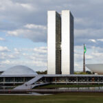 Fachada do Congresso Nacional em Brasília, com as duas torres e a cúpula ao fundo (Foto de arquivo: fachada do Congresso Nacional, 2014.)