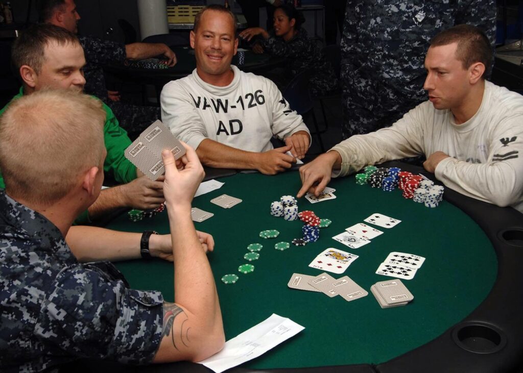 Marinheiros disputam torneio de Texas Hold'em a bordo do porta-aviões USS Harry S. Truman (Imagem ilustrativa de uma partida de pôquer (Texas Hold'em), não específica ao Omaha.)