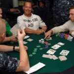 Marinheiros disputam torneio de Texas Hold'em a bordo do porta-aviões USS Harry S. Truman (Imagem ilustrativa de uma partida de pôquer (Texas Hold'em), não específica ao Omaha.)