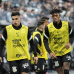 Jogadores do Corinthians em aquecimento durante jogo do Brasileirão 2022, com coletes exibindo logo de casa de apostas no uniforme (Foto de arquivo: jogadores do Corinthians em aquecimento durante o Brasileirão de 2022, ilustrando o patrocínio de bets em uniformes de clubes.)