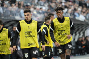 Jogadores do Corinthians em aquecimento durante jogo do Brasileirão 2022, com coletes exibindo logo de casa de apostas no uniforme (Foto de arquivo: jogadores do Corinthians em aquecimento durante o Brasileirão de 2022, ilustrando o patrocínio de bets em uniformes de clubes.)