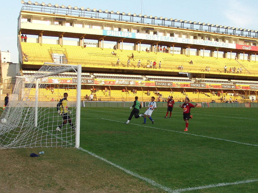 Estádio Urbano Caldeira, a Vila Belmiro, casa do Santos, em foto de arquivo de partida de 2003 (Foto de arquivo: Estádio Vila Belmiro, em partida de 2003, usada apenas para ilustrar o estádio do Santos.)