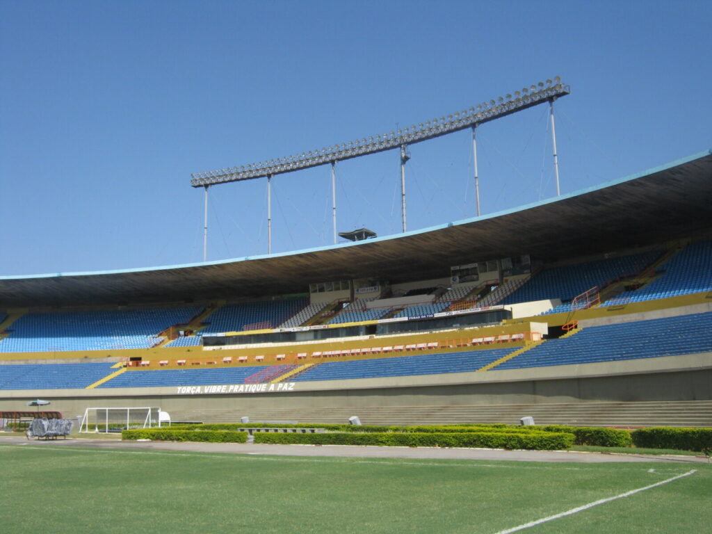Interior do Estádio Serra Dourada, em Goiânia, com arquibancadas e refletores vazios (Foto de arquivo: Estádio Serra Dourada, em Goiânia (2009).)