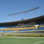 Interior do Estádio Serra Dourada, em Goiânia, com arquibancadas e refletores vazios (Foto de arquivo: Estádio Serra Dourada, em Goiânia (2009).)