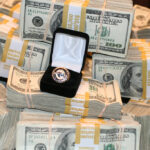 Anel de campeão do WSOP Circuit sobre pilhas de notas de 100 dólares (Foto de arquivo: anel de campeão do WSOP Circuit, conquistado em Atlantic City (EUA), usada para ilustrar a marca do torneio.)