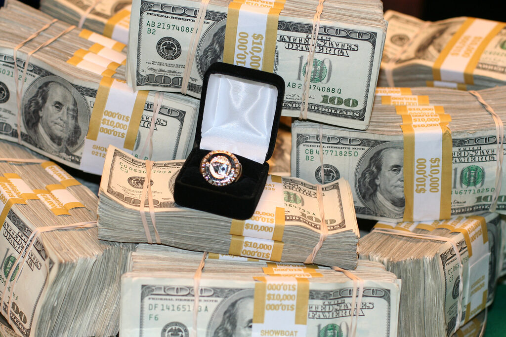 Anel de campeão do WSOP Circuit sobre pilhas de notas de 100 dólares (Foto de arquivo: anel de campeão do WSOP Circuit, conquistado em Atlantic City (EUA), usada para ilustrar a marca do torneio.)